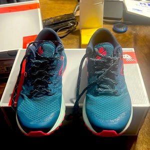 Ladies size 8-b New Balance 690 Running Shoes